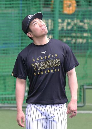 ケガ後初めてグランドでの歩行練習。降り注ぐ日差しにまぶしそうに片目をつぶる石井大智（撮影・金居みつよし）