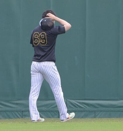 ケガ後初めて外野での歩行練習をする石井（撮影・金居みつよし）