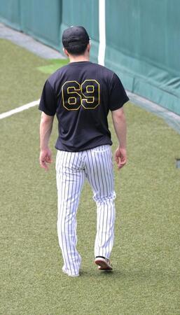 グランドでの歩行練習を終え引き揚げる石井（撮影・金居みつよし）