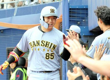 　１回、先制３ランを放ち、ナインに迎えられる嶋村（撮影・藤丸紘生）