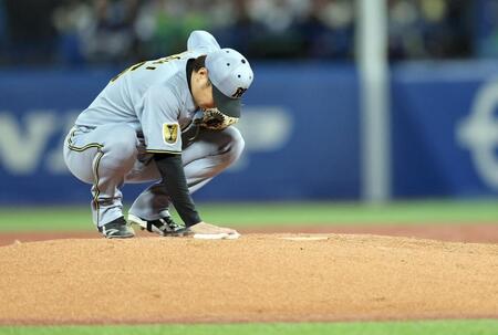 １回、久々のマウンドでプレートに手を置く西勇（撮影・田中太一）