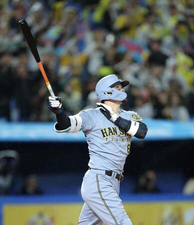 ７回、右越えソロを放つ佐藤輝（撮影・西岡正）