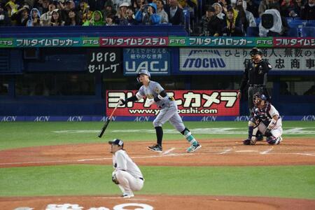 ７回、右越えソロを放つ佐藤輝（撮影・金田祐二）