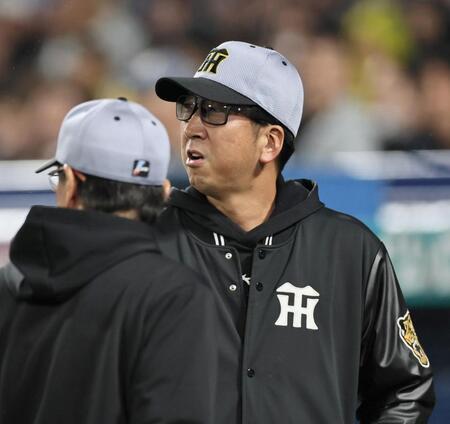 ８回、岡城の死球で険しい表情でベンチから出る藤川監督（撮影・田中太一）