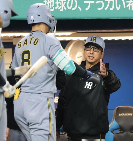 ７回、ソロを放った佐藤輝（左）を迎える藤川監督（撮影・西岡正）