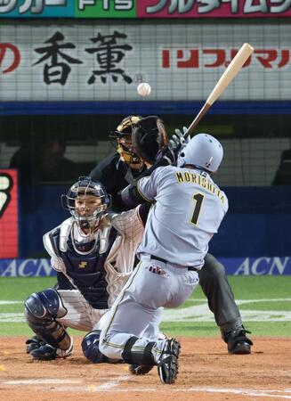 ８回、頭部付近の球を避ける森下（撮影・金田祐二）