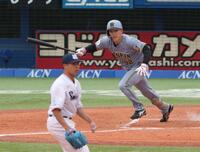 ３回、中前打を放つ福島（撮影・金田祐二）