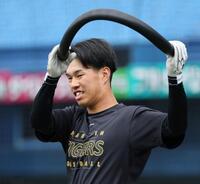 打撃練習の準備をする岡城（撮影・田中太一）