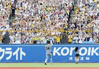 ３回、プロ初安打初打点を挙げ、スタンドの声援に応える岡城（撮影・西岡正）