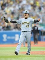 完封勝利し、ガッツポーズで笑顔を見せる高橋（撮影・西岡正）