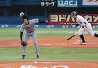 ４回、増田の打球に飛びつく高橋（撮影・金田祐二）