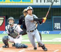 　３回、先制二塁打を放つ岡城（撮影・金田祐二）