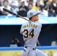 ３回、左越えに先制二塁打を放つ岡城（撮影・西岡正）