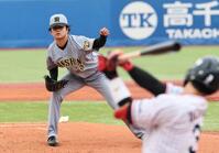 １回、内山を三振に仕留める高橋（撮影・田中太一）