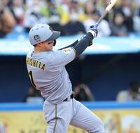 ８回、中前打を放つ森下（撮影・西岡正）