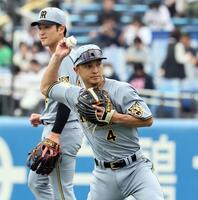 シートノックを受ける熊谷（撮影・田中太一）