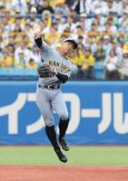 ２回、サンタナの二塁ゴロで一塁へ送球する熊谷（撮影・西岡正）