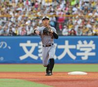 ４回、内山の遊ゴロ併殺で一塁へ送球する熊谷（撮影・西岡正）