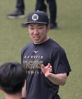 歩行練習後、笑顔を見せる石井（撮影・金居みつよし）