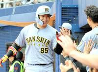 　１回、先制３ランを放ち、ナインに迎えられる嶋村（撮影・藤丸紘生）