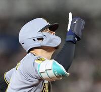 ７回、ソロを放つった佐藤輝は指をさしながら本塁へ走る（撮影・田中太一）