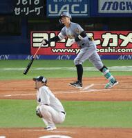 ７回、右越えソロを放つ佐藤輝（撮影・金田祐二）