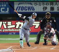 ７回、右越えソロを放つ佐藤輝（撮影・金田祐二）