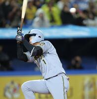 ８回、頭部付近のボールにのけぞる森下（撮影・西岡正）