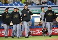 ８回、森下への危険球でコーチ陣を引き連れ、ベンチを出る藤川監督（中央）＝撮影・西岡正