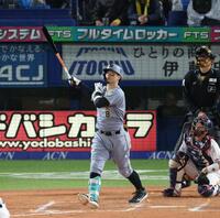 ７回、右越えソロを放つ佐藤輝（撮影・金田祐二）