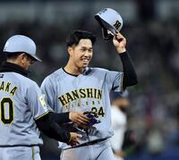 ２回、マルチ安打の岡城はベンチへ向かって笑顔を見せる（撮影・田中太一）