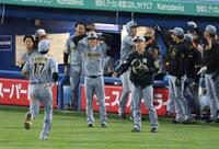 ３回、適時二塁打を放った伏見を迎える中野、坂本ら（撮影・金田祐二）