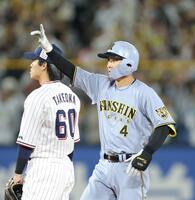 ６回、適時二塁打を放ち、ベンチへ向かってポーズを決める熊谷（撮影・西岡正）