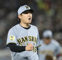 ５回のピンチを切り抜け、ベンチへ戻る西勇（撮影・田中太一）