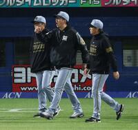 ８回、森下への頭部付近の球にベンチから出た藤川監督（撮影・金田祐二）