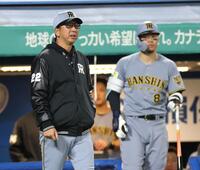 ７回、岡城への死球でベンチを出る藤川監督（左）＝撮影・西岡正