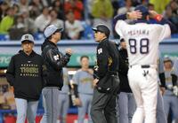 ８回、ベンチを出た後、代走を告げる藤川監督（撮影・西岡正）