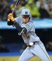 ８回、死球受ける岡城（撮影・西岡正）