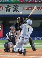 ８回、頭部付近の球を避ける森下（撮影・金田祐二）