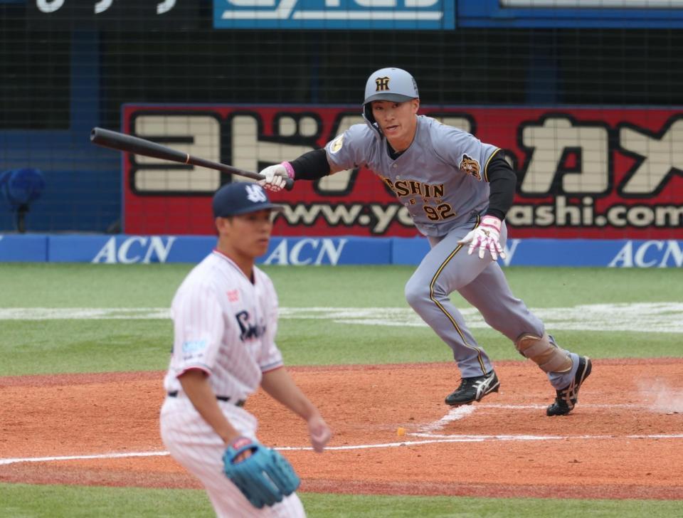 ３回、中前打を放つ福島（撮影・金田祐二）