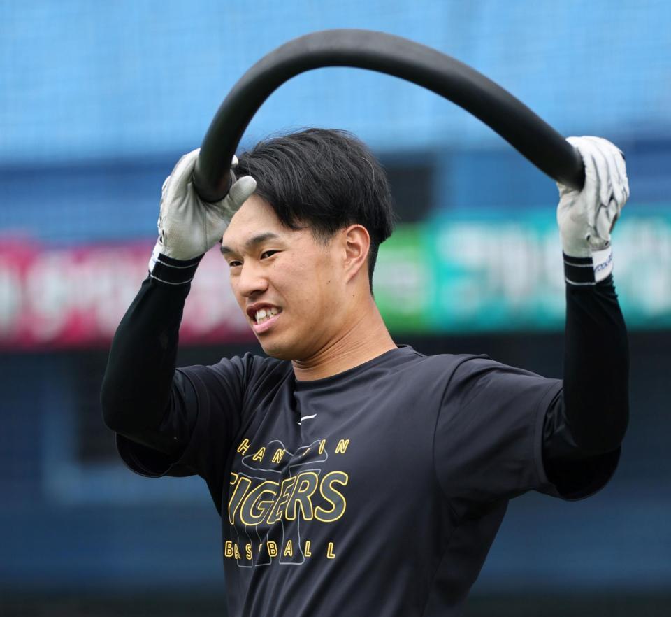 打撃練習の準備をする岡城（撮影・田中太一）