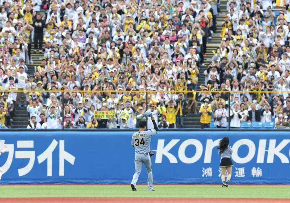 ３回、プロ初打点を挙げ、スタンドの声援に応える岡城（撮影・西岡正）