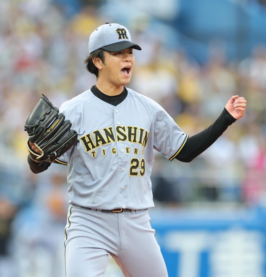 完封で３勝目を挙げ、ガッツポーズで雄たけびを上げる高橋（撮影・西岡正）