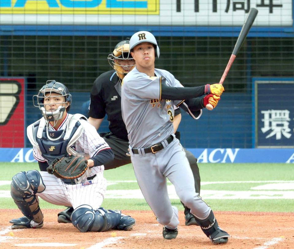 　３回、先制二塁打を放つ岡城（撮影・金田祐二）