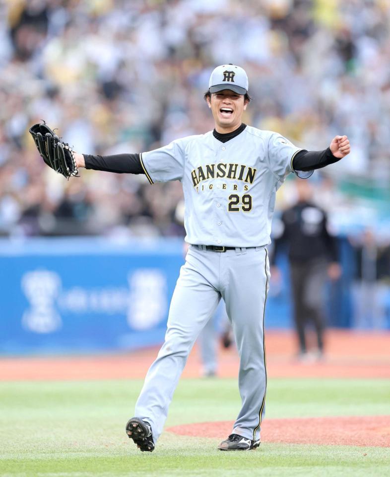 　今季３度目の完封勝利を挙げ、ガッツポーズで笑顔を見せる高橋（撮影・西岡正）