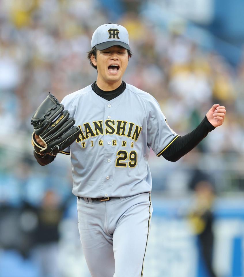 完封で３勝目を挙げ、ガッツポーズで吠える高橋（撮影・西岡正）