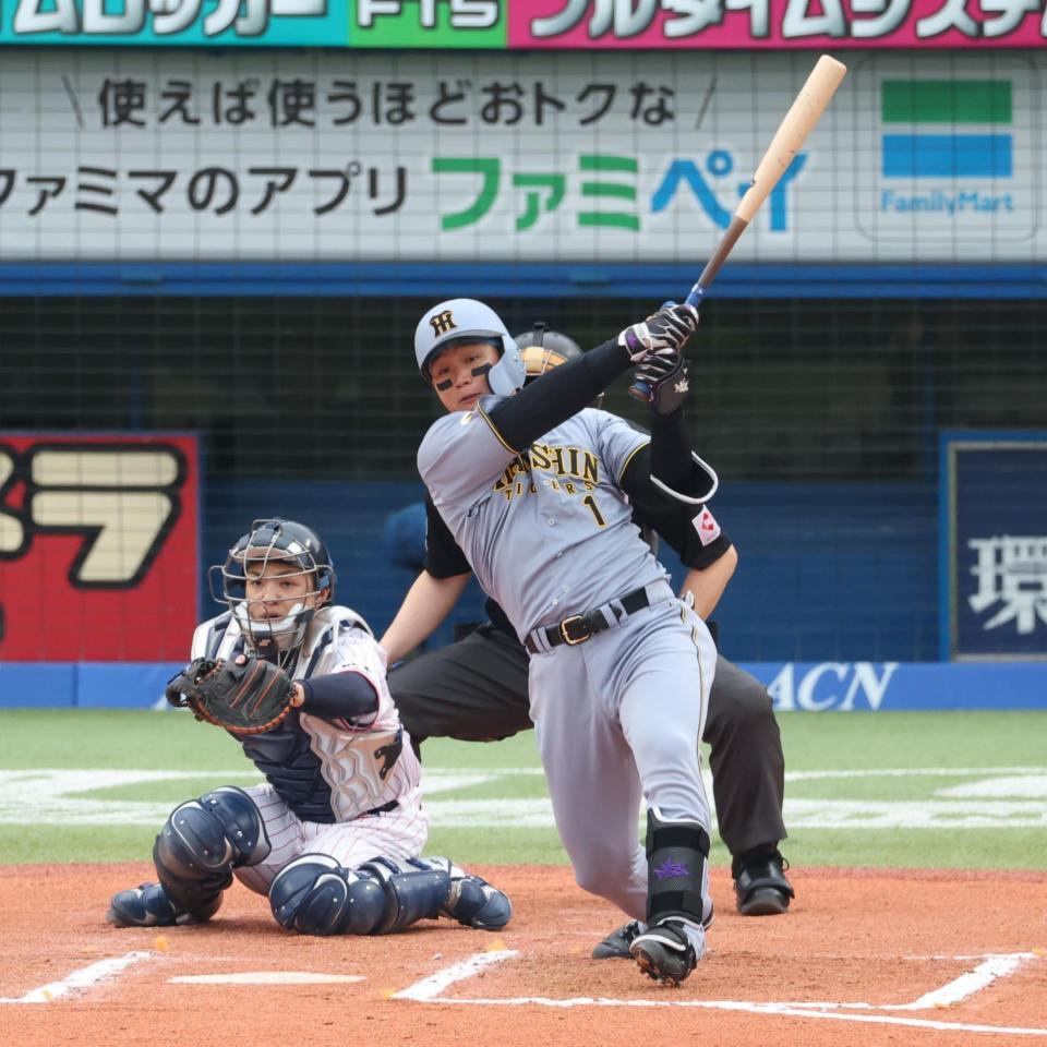 ６回、中前打を放つ森下（撮影・金田祐二）