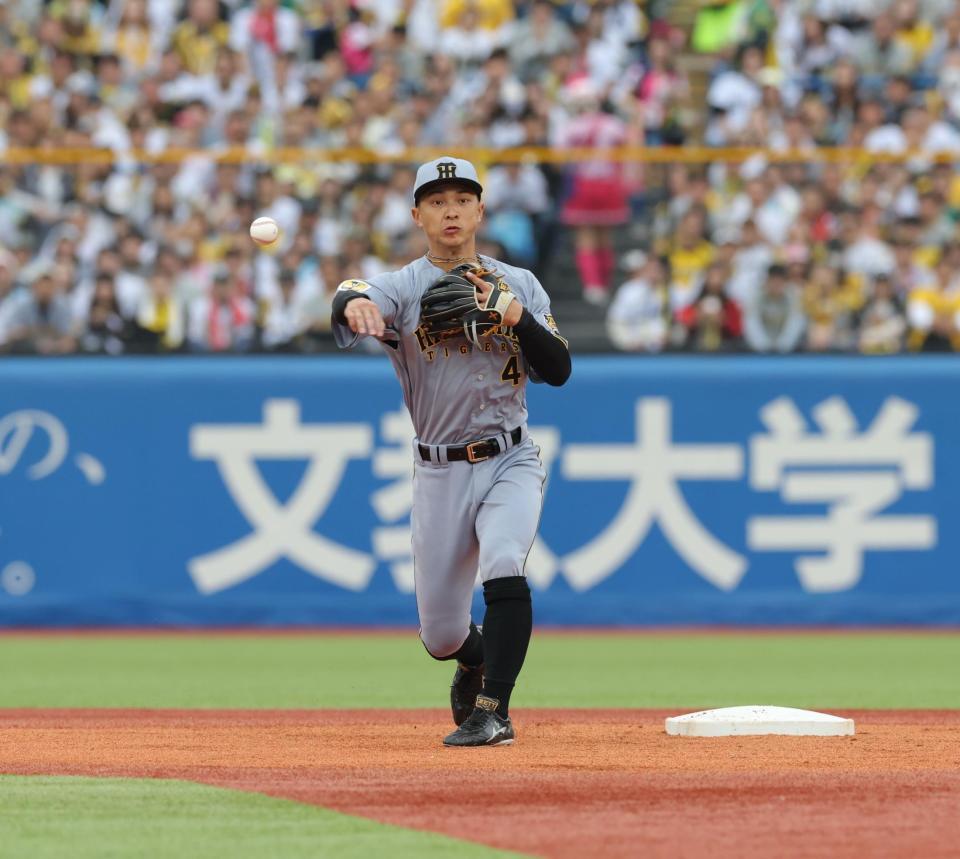 ４回、内山の遊ゴロ併殺で一塁へ送球する熊谷（撮影・西岡正）