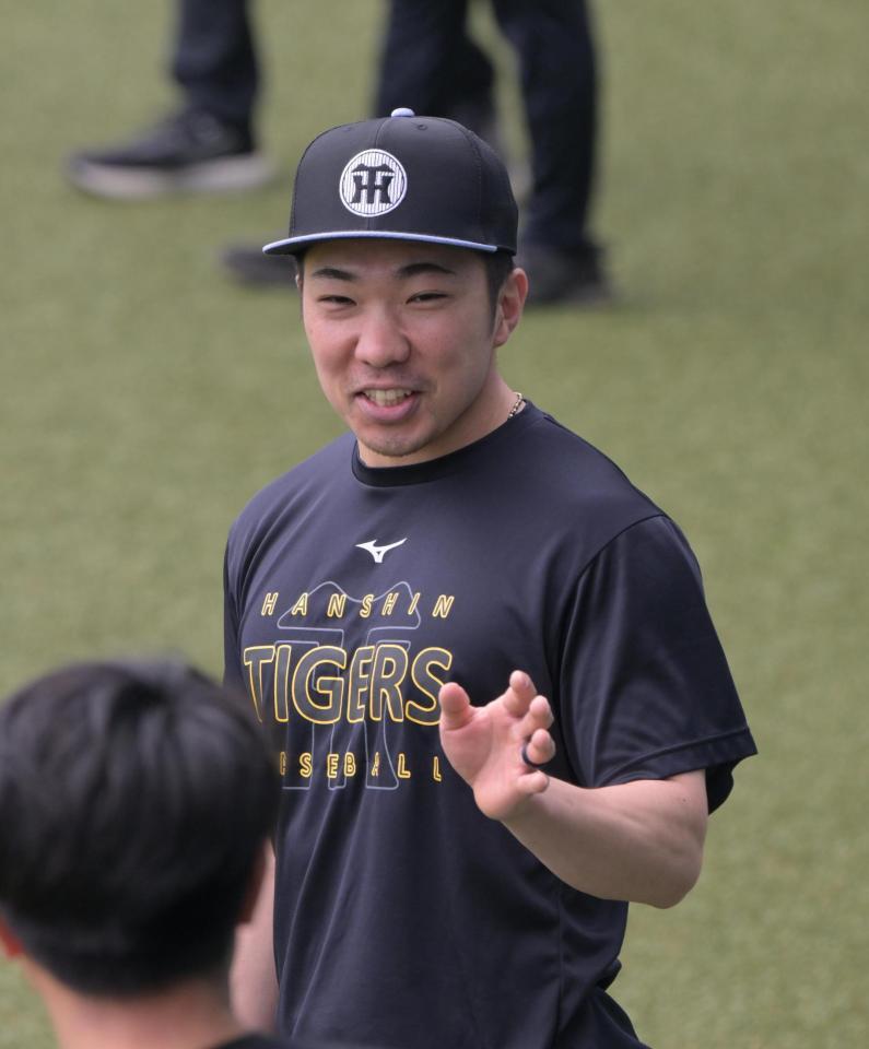 歩行練習後、笑顔を見せる石井（撮影・金居みつよし）