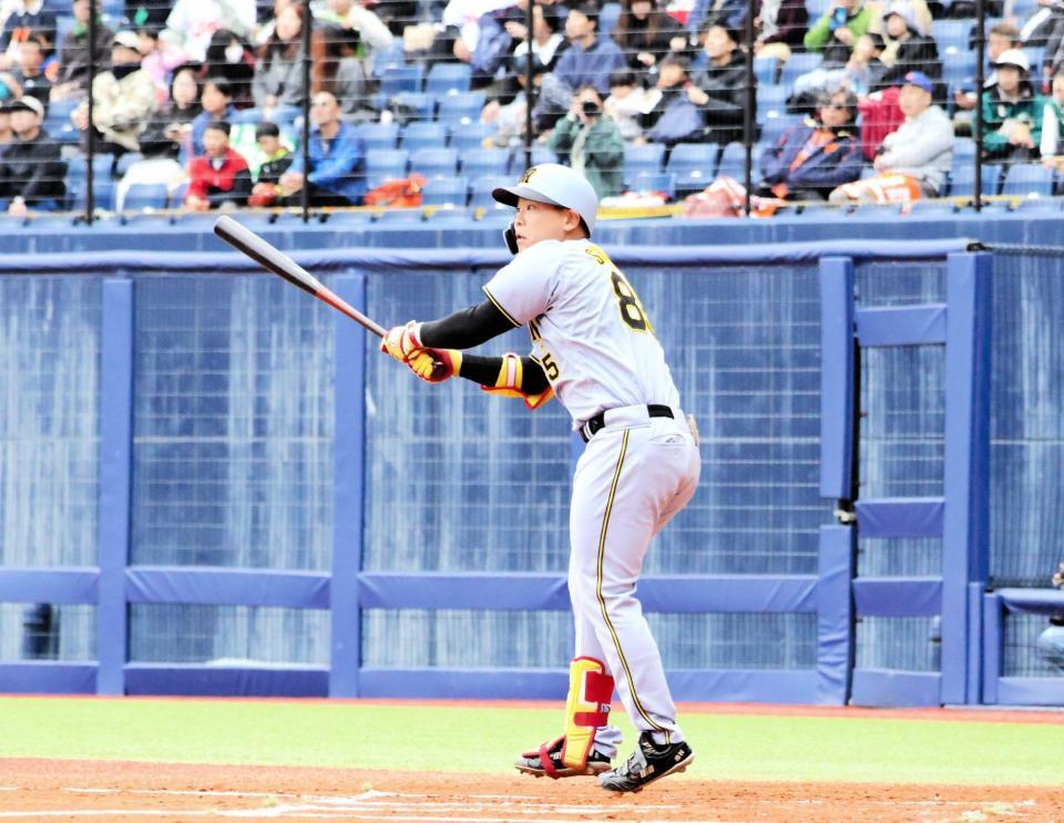 １回、先制３ランを放つ嶋村